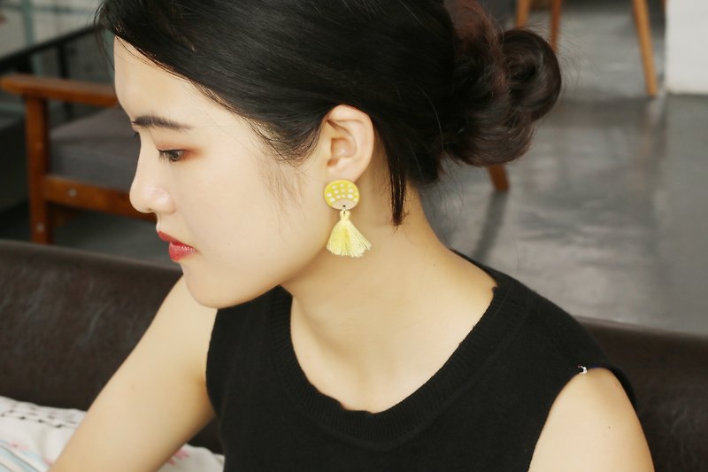 Tao round piece tassel earrings ear clip sterling silver - Earrings & Clip-ons - Pottery Yellow