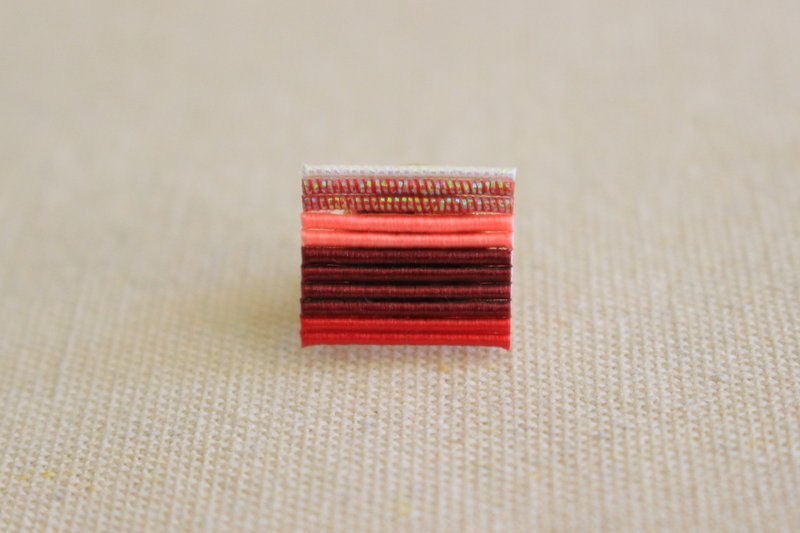 Mizuhiki Pin Red Horizontal line Pin Lapel Pin woman Lapel Pin Men - เข็มกลัด/พิน - กระดาษ สีแดง