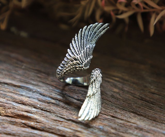 Angel deals wing ring