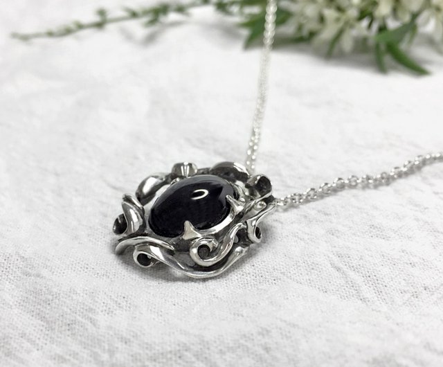 Onyx arabesque pendant