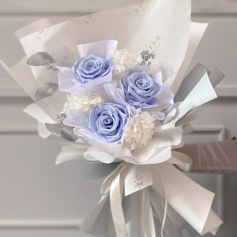 ロイヤルブルーの3本のバラのエバーラスティングブーケ - ドライフラワー・ブーケ - 寄せ植え・花 ブルー