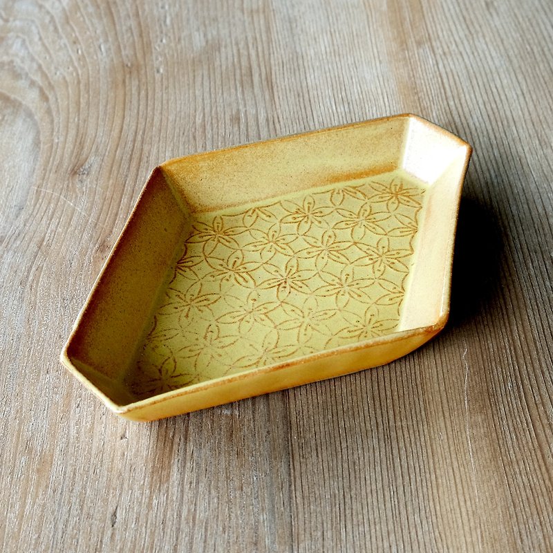 [夏の黄色の花] 1日の忘れられない草と浅い彫刻されたダイヤモンドの形の六角形の皿（S） - 小皿 - 陶器 