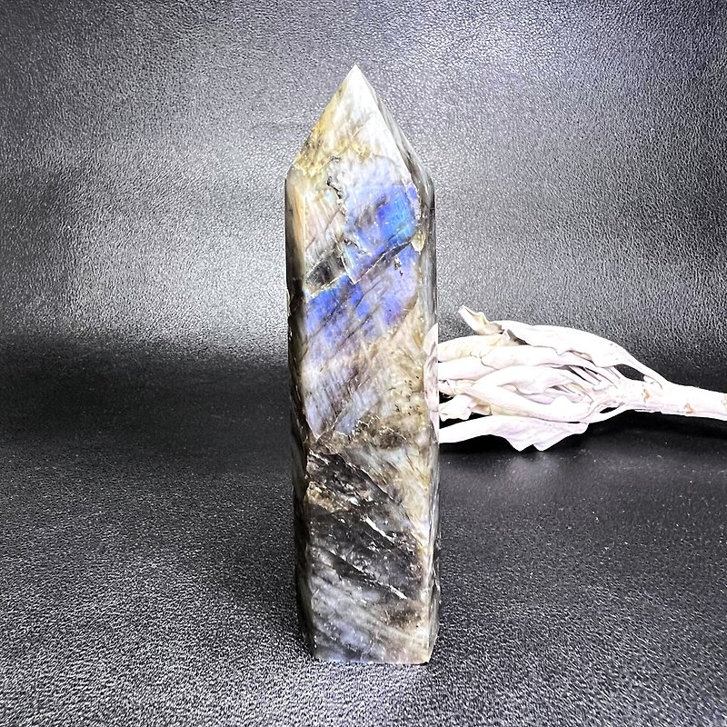 Gate blue. There is a natural mine pit in the pillar, one picture and one object ornament l Labradorite blue elongated refurbished l - ของวางตกแต่ง - หิน 