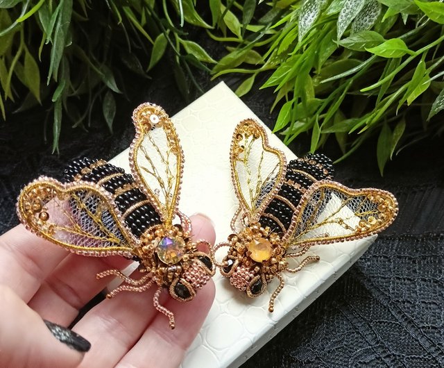 Bee brooch deals