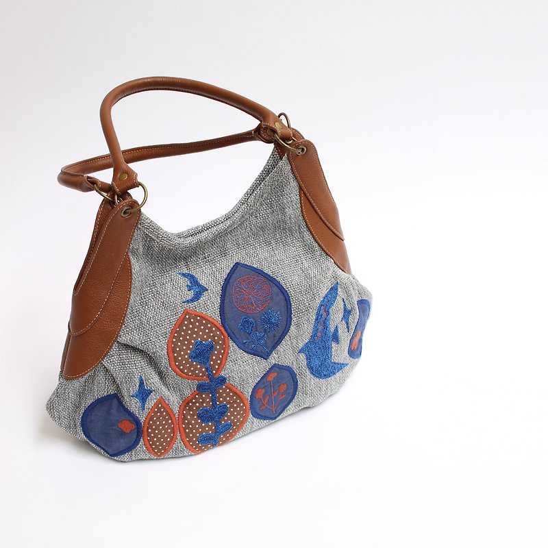 Embroidery from the sky · Granny bag - กระเป๋าแมสเซนเจอร์ - เส้นใยสังเคราะห์ สีเงิน