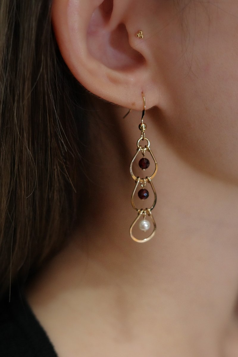 Classic Shimmer Red Pomegranate Pearl Earrings 14K Gold-Filled - ต่างหู - เครื่องเพชรพลอย สีแดง