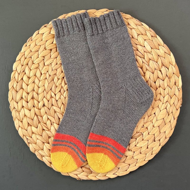 Handmade knitted womens socks/ Warm knitted accessory - 襪子 - 羊毛 灰色