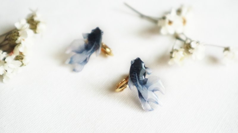 Black goldfish earrings Clip-On - ต่างหู - เรซิน 