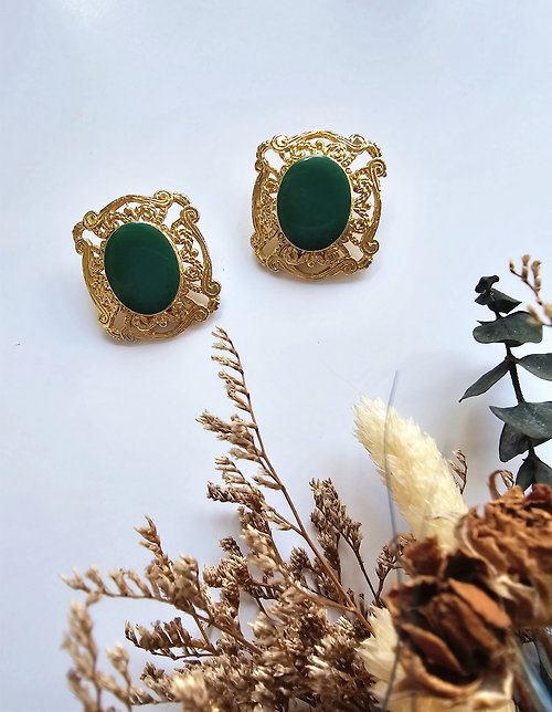 Hale黑爾典藏西洋古董 金色雕花框復古綠琺瑯夾式耳環/vintage美國西洋古董飾品