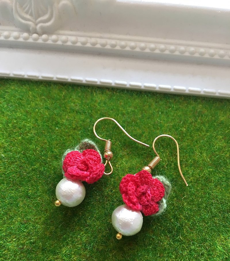 *My Fancy Handmade*手編みの花の赤いバラのイヤリング - ピアス・イヤリング - 刺しゅう糸 レッド