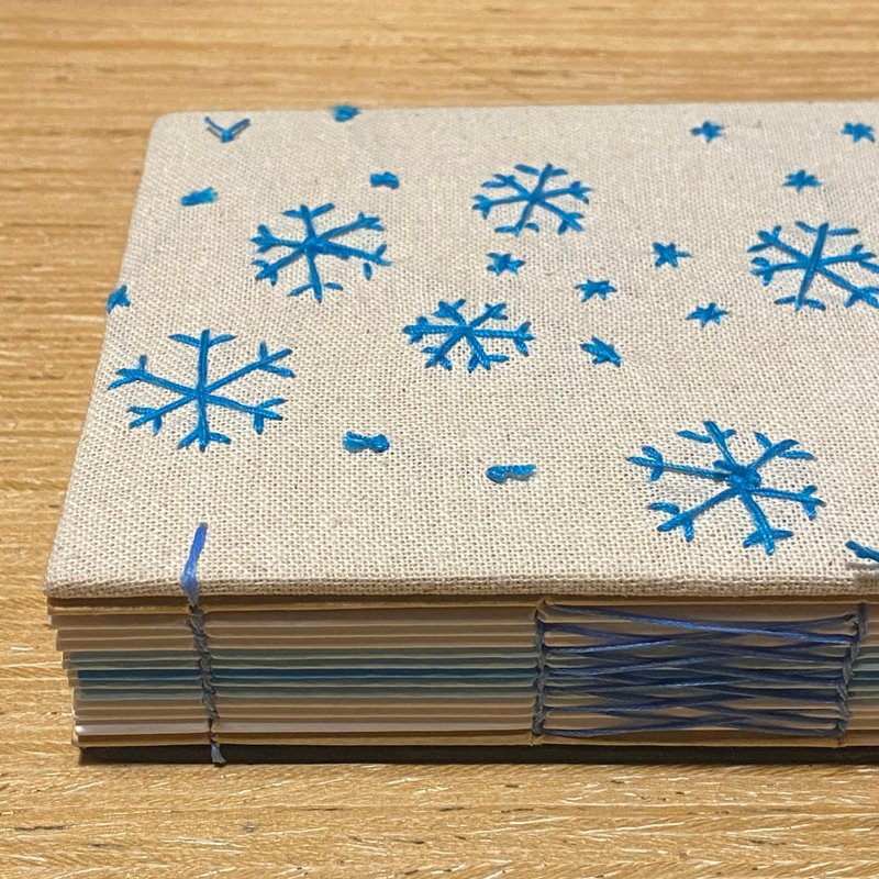 【畢業禮物】 雪花 - 2025 無時效 A6 手工刺繡手縫手帳本 - 筆記本/手帳 - 紙 