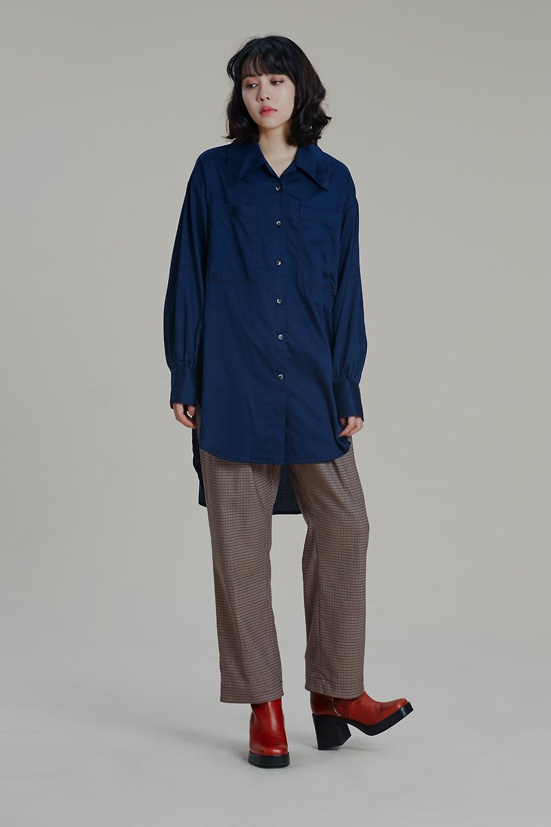 Shan Yong 靛藍色個性雙口袋長版襯衫 - 女襯衫 - 棉．麻 