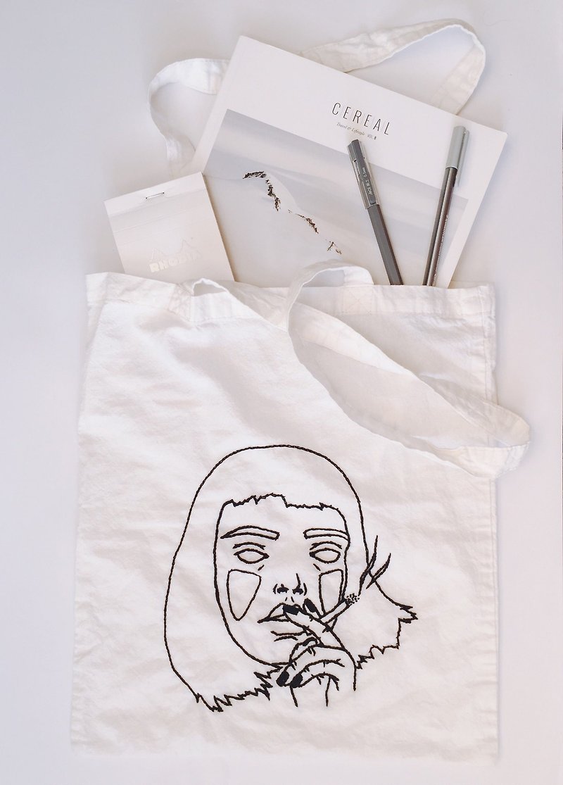 smoking without soul tote bag / hand embroidered - กระเป๋าแมสเซนเจอร์ - ผ้าฝ้าย/ผ้าลินิน สีดำ