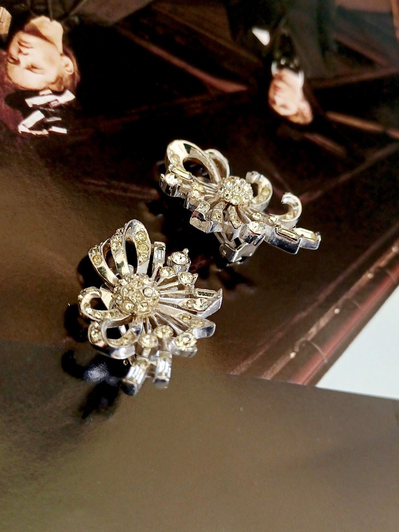 vintage jewelry gorgeous banquet style rhine clip-on earrings - ต่างหู - โลหะ 