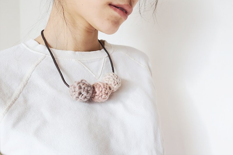 [Endorphin] braided yarn 毬 necklace - สร้อยคอ - ขนแกะ สึชมพู