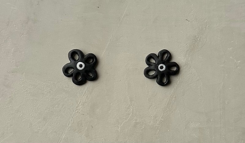 軟陶飾品-手工製作-雕刻感黑色小花朵-黑點花心-316不銹鋼耳針 - 耳環/耳夾 - 其他材質 黑色