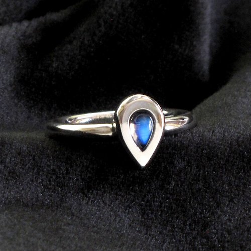 Miss Maru Jewellery 藍月 Blue Moon | 天然全美級水滴藍暈月光石純銀手工戒指