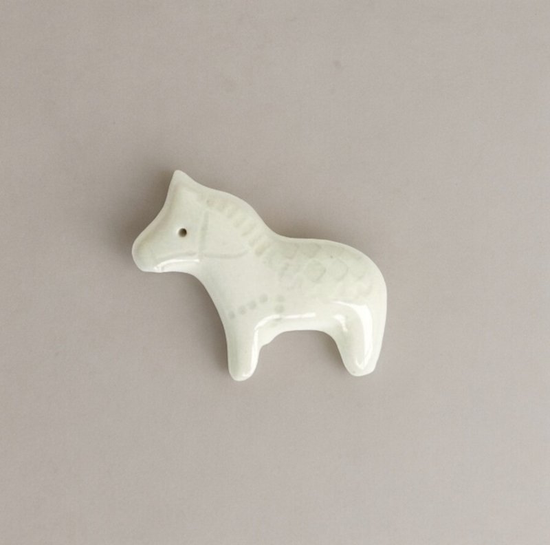 Ceramic brooch Dalana Horse - เข็มกลัด - ดินเผา ขาว