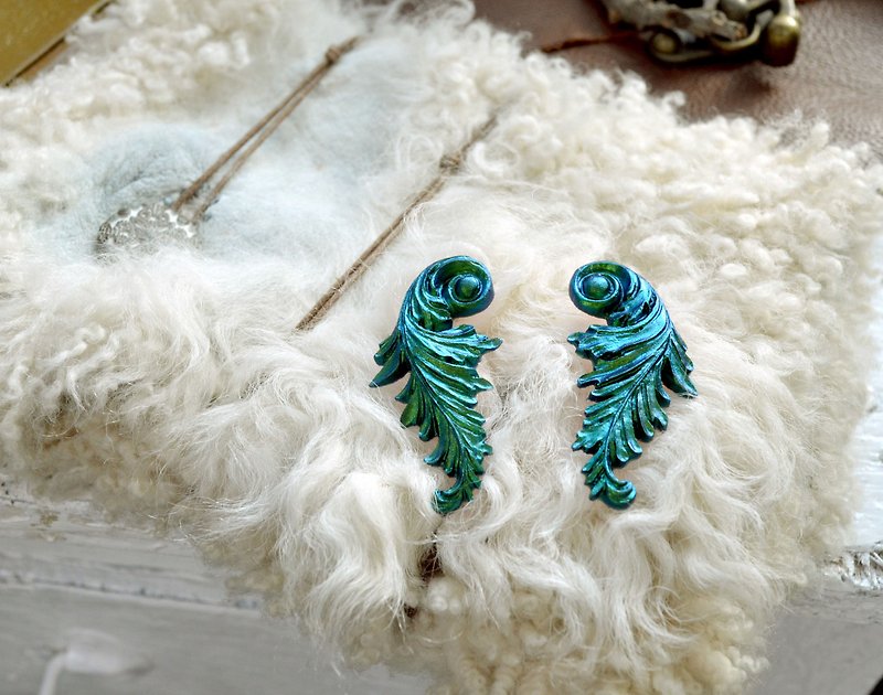 Metallic green baroque carved stud earrings Baroque - Earrings & Clip-ons - Plastic Green