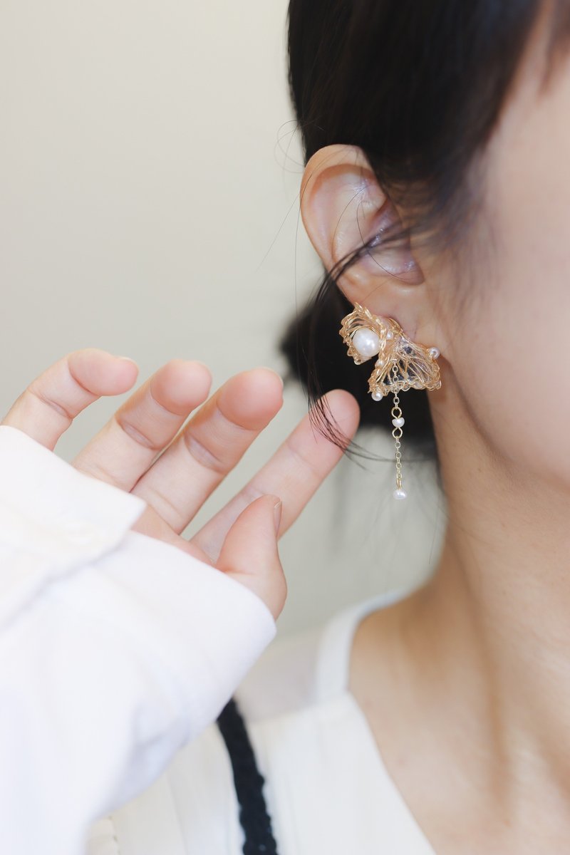 Helix DNA Geometric Braided Crystal Flower Resin Freshwater Pearl Asymmetric Earrings - ต่างหู - เรซิน สีใส