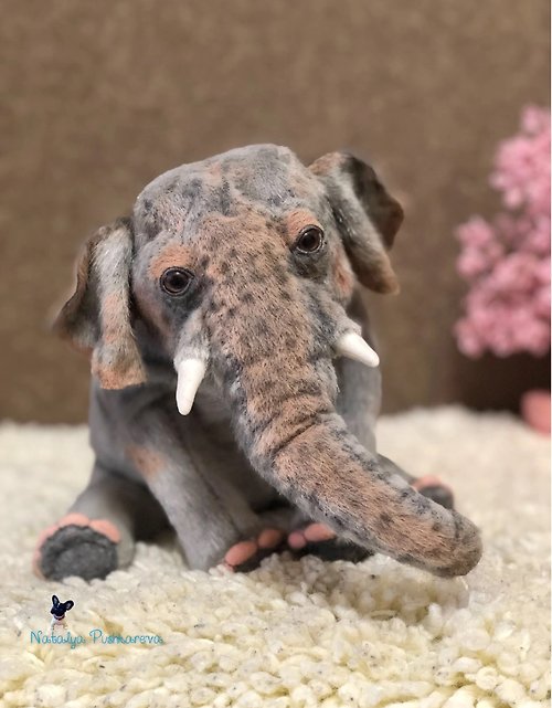 NatalyaPushkarevaToy 灰色大象逼真的玩具