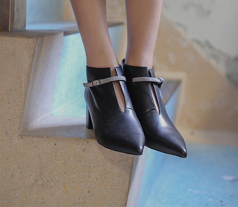 Fine buckle pointed short tube thick leather with black boots - รองเท้าอ็อกฟอร์ดผู้หญิง - หนังแท้ สีดำ