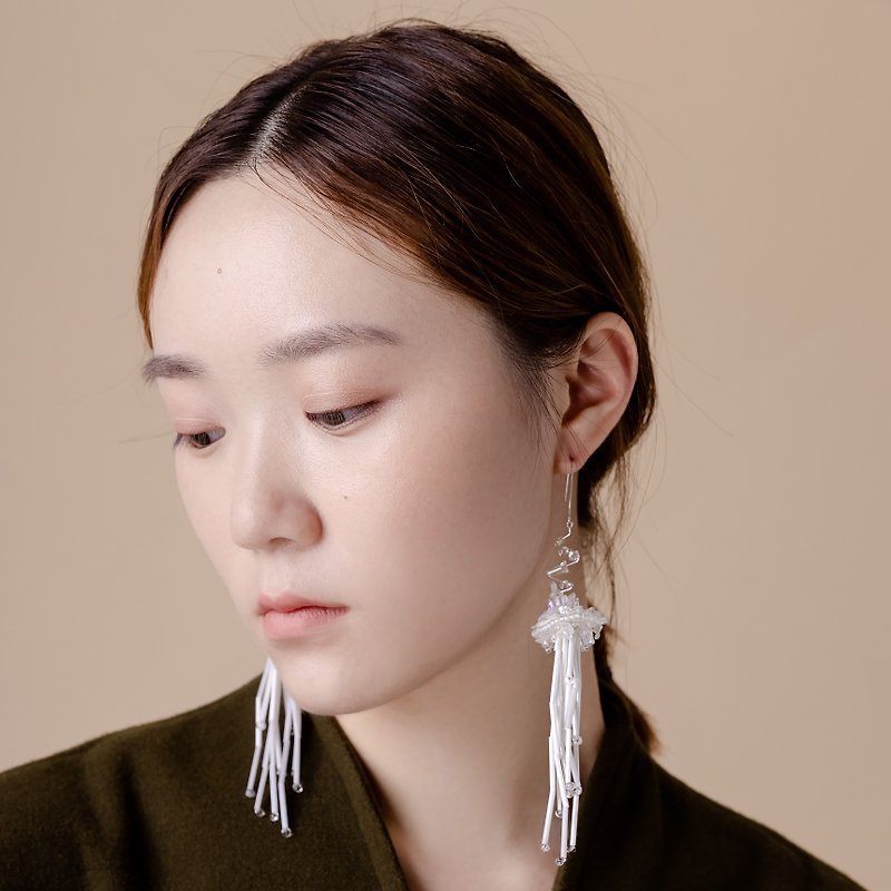 Daring Wedding Series Irregular Embroidery Delicate White Crystal Slender Earrings Clip-On - ต่างหู - เงินแท้ ขาว