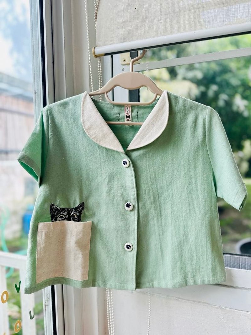 Soft cotton crop top adorned with a charming hand-stitched cat design - 女上衣/長袖上衣 - 棉．麻 綠色