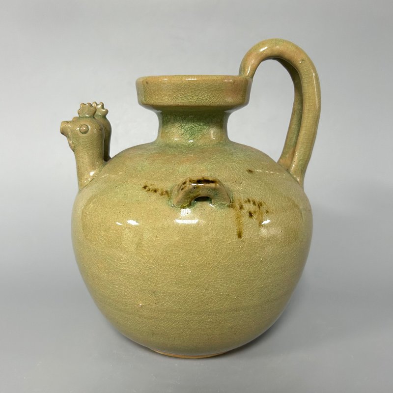 Jin Dynasty Celadon Chicken-Headed Flask with High Handle - ของวางตกแต่ง - ดินเผา สีกากี