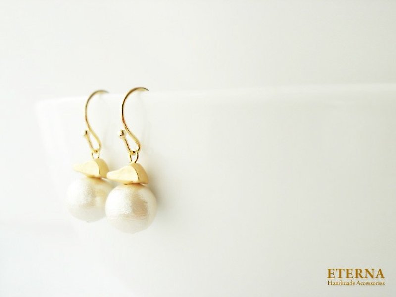 Cotton pearl and matte gold metal beads, hook earrings - ต่างหู - ผ้าฝ้าย/ผ้าลินิน ขาว
