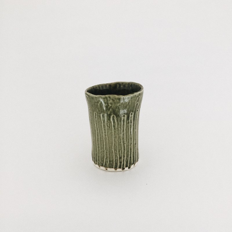 Holding in hand - Mugs - Pottery Green