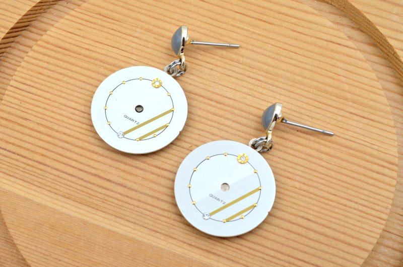 白金色配水鑽古董錶面耳環  Golden Vintage Dial Earrings - 耳環/耳夾/耳骨夾 - 其他金屬 黑色