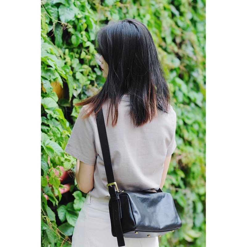 秋季新款原創設計頭層牛皮洗水工藝單肩斜跨簡約軟皮枕頭包大中小 - 側背包/斜背包 - 真皮 黑色