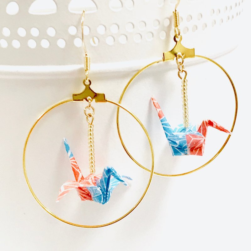 Origami crane and gold hoop earring - 耳環/耳夾/耳骨夾 - 紙 多色