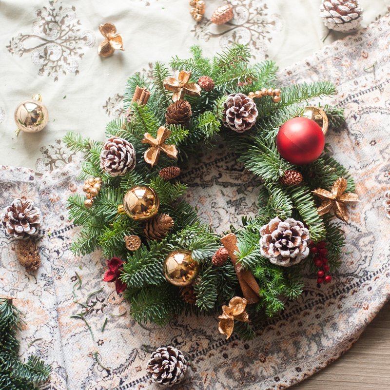 Golden Christmas Wreath | Christmas Decoration | Holiday Gifts - ช่อดอกไม้แห้ง - พืช/ดอกไม้ หลากหลายสี