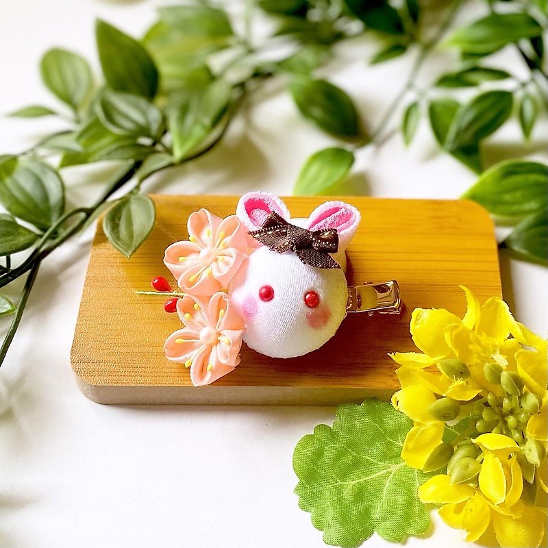 Tsumami Hair Ornament Rabbit and Cherry Blossom Viewing Hair Clip Hinamatsuri Shichi-Go-San Entrance Ceremony - เครื่องประดับผม - ผ้าไหม สึชมพู