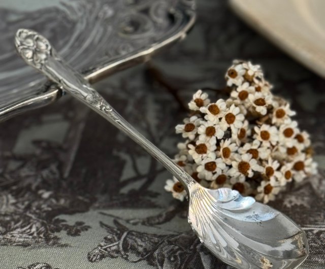 ♪(´ε｀ )かなり古い頃のヴィンテージの芸術的なカトラリー…素材貴金属はたぶん フランス「Emile Huingnard 工房 天使文 ティースプーン 長さ