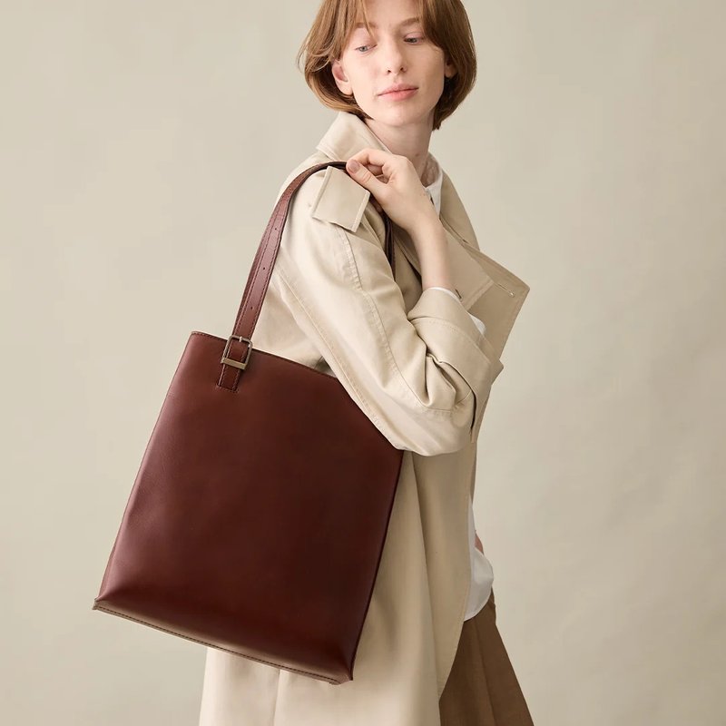 Bright V Tote Bag-Classic Brown - กระเป๋าแมสเซนเจอร์ - หนังแท้ สีนำ้ตาล