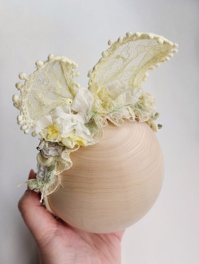Chic Yellow Bunny Ear Headband with White Flowers & Bow for Easter  Photos - เครื่องประดับผม - วัสดุอื่นๆ สีเหลือง