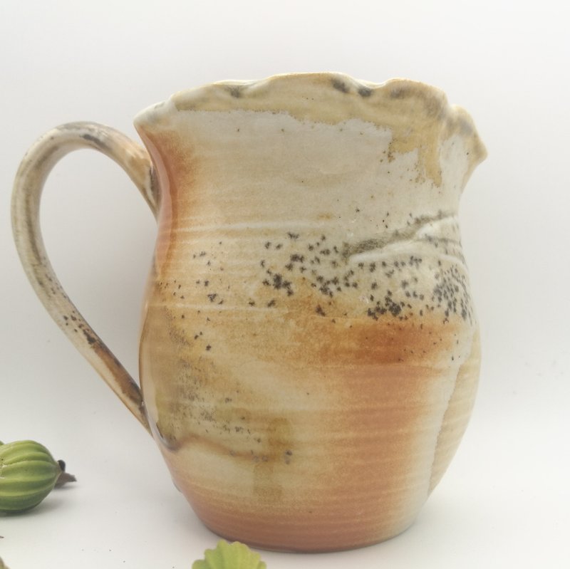 hand-thrown/wood-fired/pitcher/natural ash glaze/flame marks/ideal gift/keepsake - ถ้วย - ดินเผา สีทอง