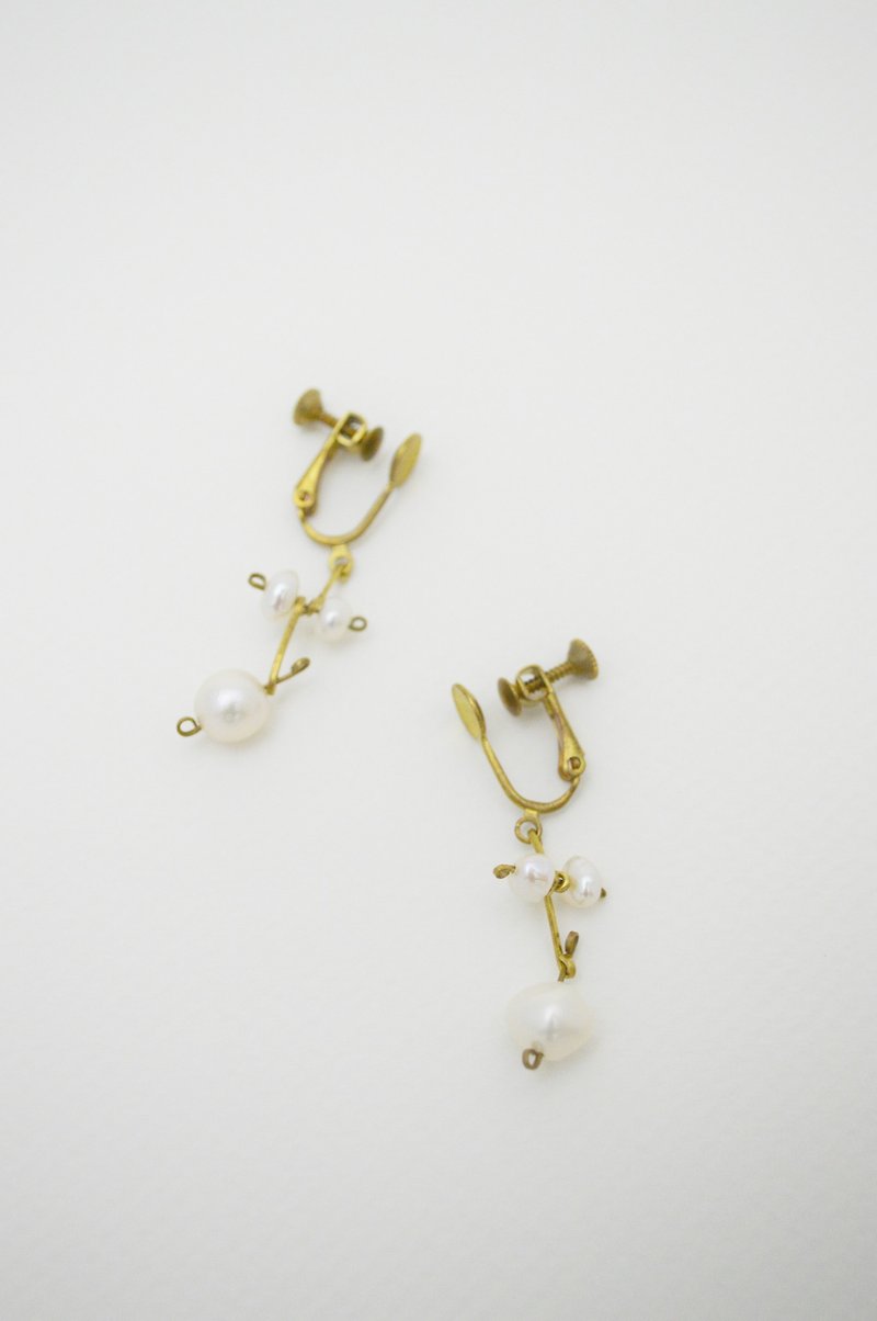 Untitled-Pearl‧Brass Clip On Earrings - Earrings & Clip-ons - Other Metals Gold