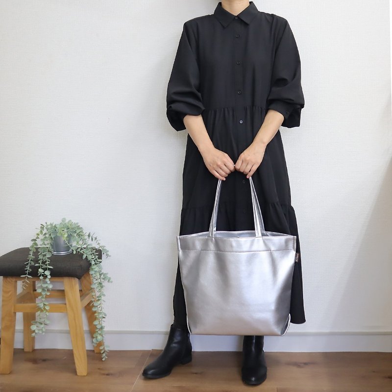 A large capacity tote bag [Made in Japan] Ultra-lightweight and safe even when wet, made from high-quality vegan leather - กระเป๋าถือ - วัสดุอื่นๆ สีเงิน