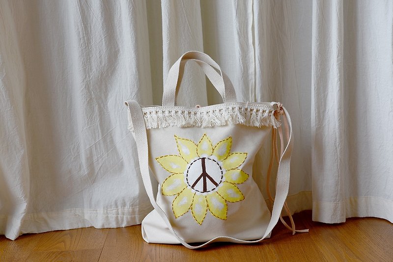 Yoga tassel hand-painted PEACE peace hippie national wind summer embroidery flower bag - กระเป๋าแมสเซนเจอร์ - ผ้าฝ้าย/ผ้าลินิน ขาว