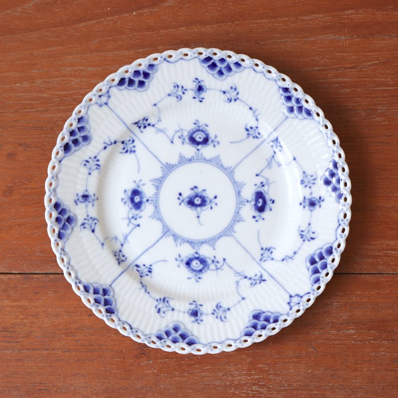 Royal Copenhagen Royal Cobgen full lace cake dish - Plates & Trays - Porcelain White