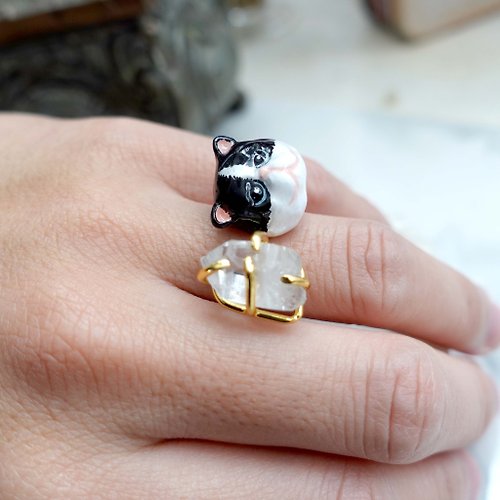 TIMBEE LO shop 手繪立體黑白貓咪綴天然白水晶戒指 鍍9K真黃金 輕珠寶可調整尺寸