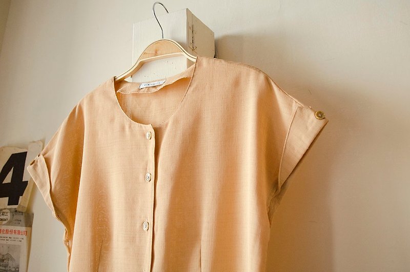 甜柚蜜桃黃素色圓領排釦反摺半袖寬鬆上衣襯衫 | vintage莞洱古著 - 女上衣/長袖上衣 - 聚酯纖維 