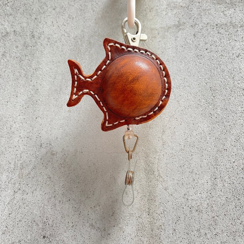 小鯨魚植鞣牛皮胖肚肚伸縮拉拉扣 雲彩咖 通勤 上班族 易拉扣 - 證件套/識別證套 - 真皮 咖啡色