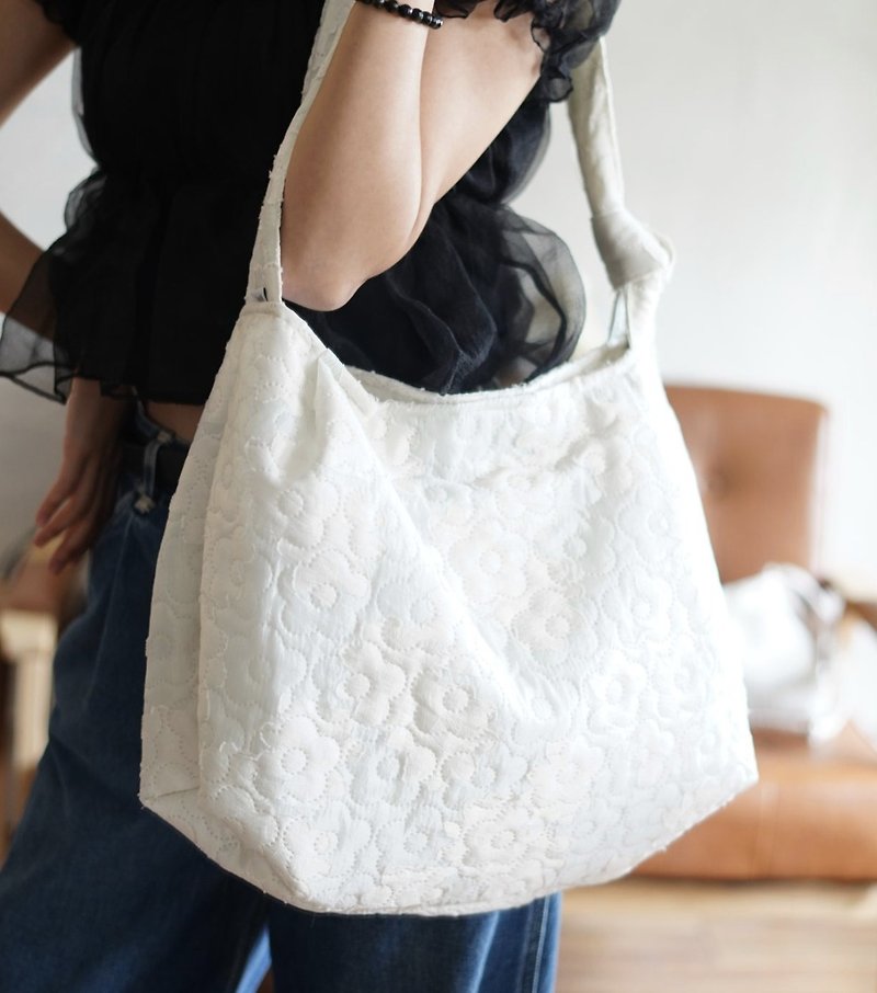 Pearl white lace floral quilted knotted diagonal slim bag - กระเป๋าแมสเซนเจอร์ - วัสดุอื่นๆ ขาว