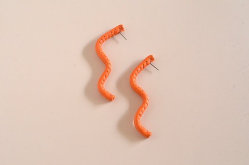 自由に形を作れる Freely【レザーピアス/イヤリング】orange - 耳環/耳夾/耳骨夾 - 真皮 橘色