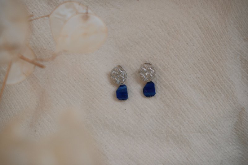 Lapis Lazuli Braided Earrings - ต่างหู - เครื่องเพชรพลอย 